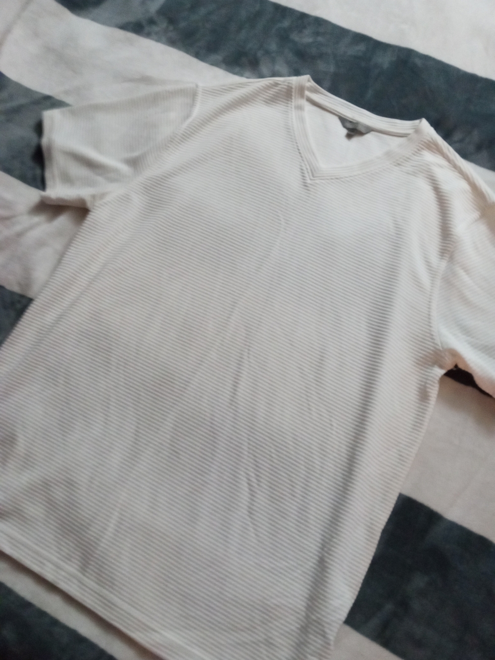 Kenneth Blake Cream Ribbed V-Neck Tee - Picture 4 of 8